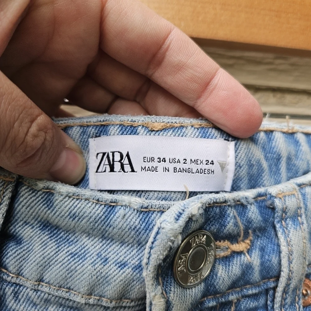 Zara light wash straight leg jeans with busted knee and raw hem size 2